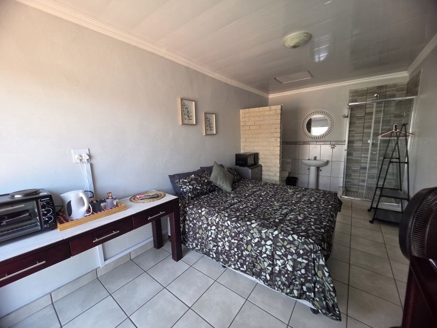 To Let 6 Bedroom Property for Rent in Riebeeckstad Free State